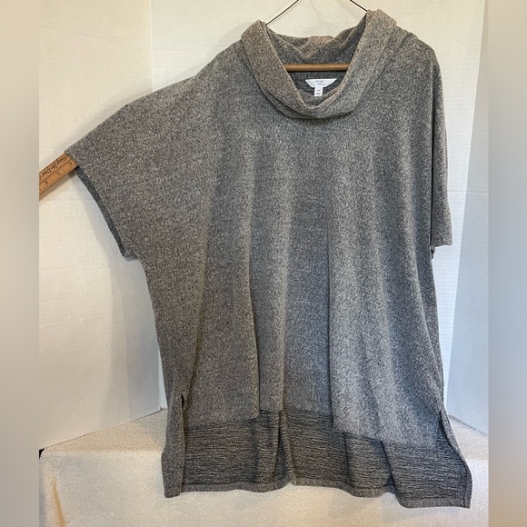 NWT Women’s Gray Soft Fuzzy Fabric Shawl/Poncho Top - Picture 3 of 6